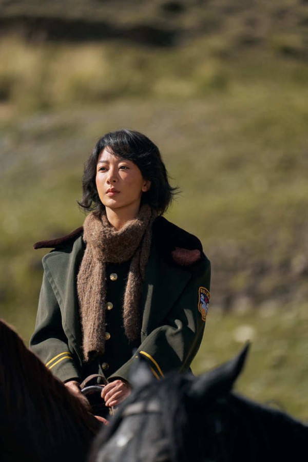 杨紫着制服配围巾，神态坚毅。