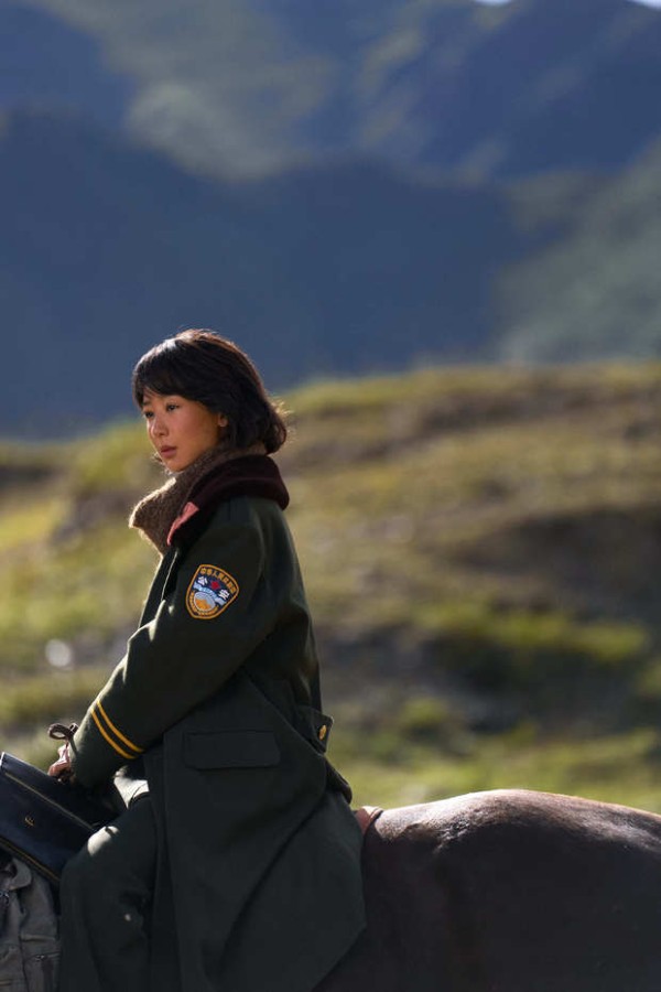 杨紫侧身骑马，逆光勾勒出利落身形。