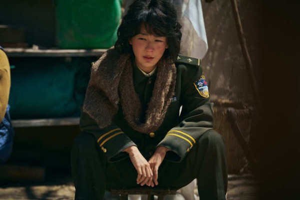 杨紫蹲坐于阳光下，尽显角色张力。