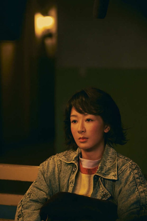 杨紫在暖光下静坐，神态沉静。