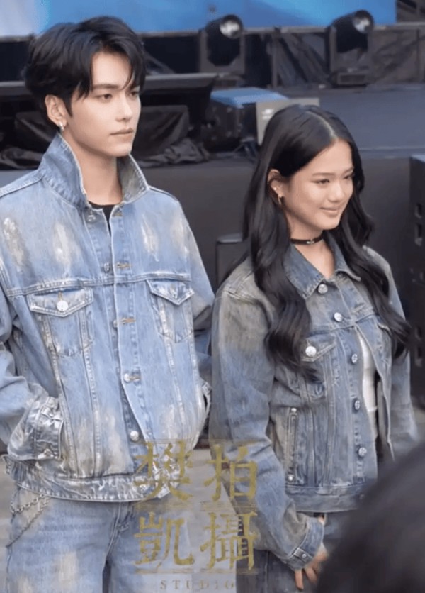 邵兵儿子钟丽缇女儿穿牛仔外套。