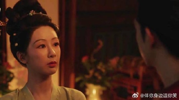 蒋长扬发现何惟芳受伤，贴心为她上药包扎