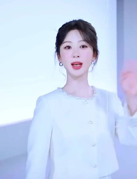 杨紫最新物料,这个妆造太明媚了,端庄大气