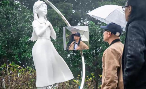 汪小菲带娃广州疯玩，马筱梅挺孕肚护娃，大S周年祭被彻底无视？