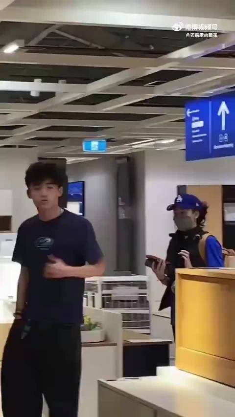 张柏芝大儿子这身高看起来得有190了吧