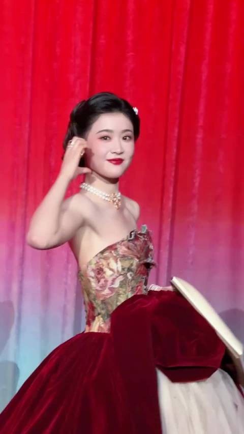 内娱热播短剧主演团建,时尚造型引热议