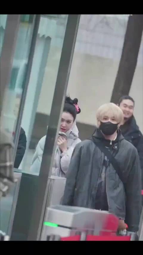 44岁薛凯琪春晚联排后聚餐俏皮如仓鼠,甜笑互动展少女感