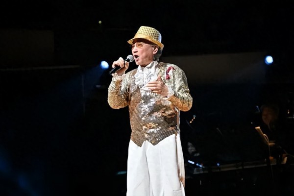 84岁TVB喜剧元老台上台下反差大！下楼梯双脚发软需人搀扶