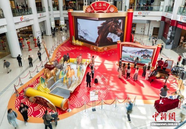 （新春见闻）迎马年新春 巨幅3D徐悲鸿画作亮相香港
