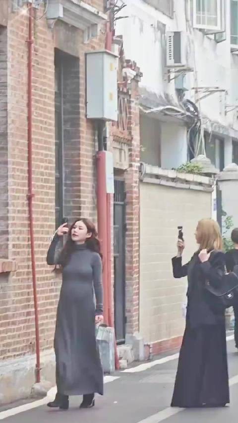 汪小菲携儿女游水族馆，马筱梅孕肚明显与小玥儿姐弟互动温馨