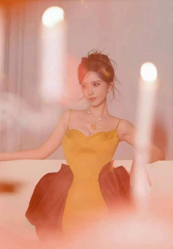 张萌黄裙钻饰在烛光下熠熠生辉。