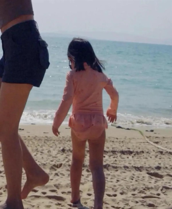 卢靖姗带一双儿女出游，3岁女儿个子好高，3个多月的儿子软萌可爱