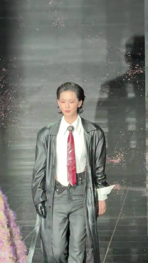 @费启鸣 登上微博之夜红毯！美丽与帅气的碰撞