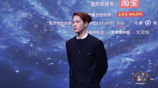 王嘉尔出场造型来了！国际风范就是“嘉鹅”的统治区