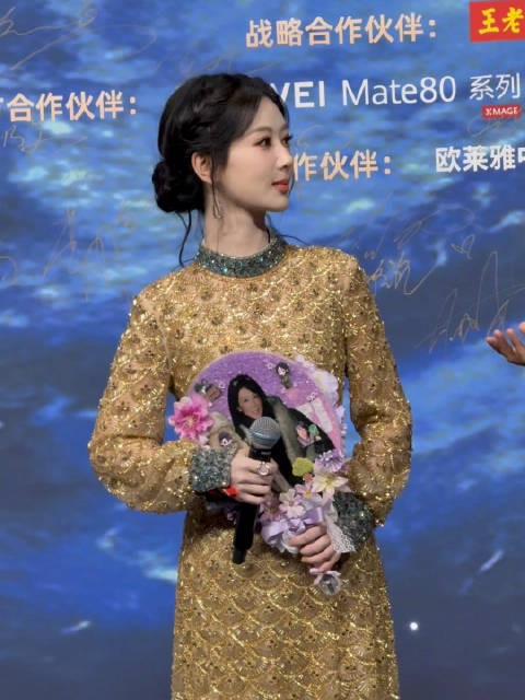 带着白菊一起走红毯了～拿着应援扇闪亮登场，今晚继续追《生命树》！