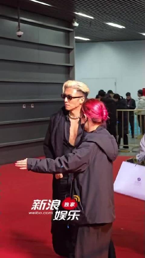 吴京谢霆锋微博之夜后台互动，谢霆锋深V胸肌吸睛