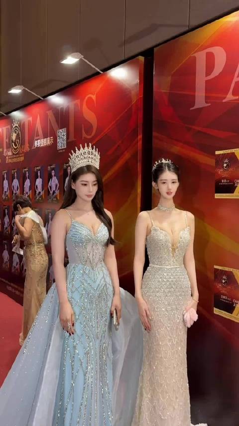 左白舒 右白欣禾 一个国泰民安 一个精致的像玩偶娃娃….