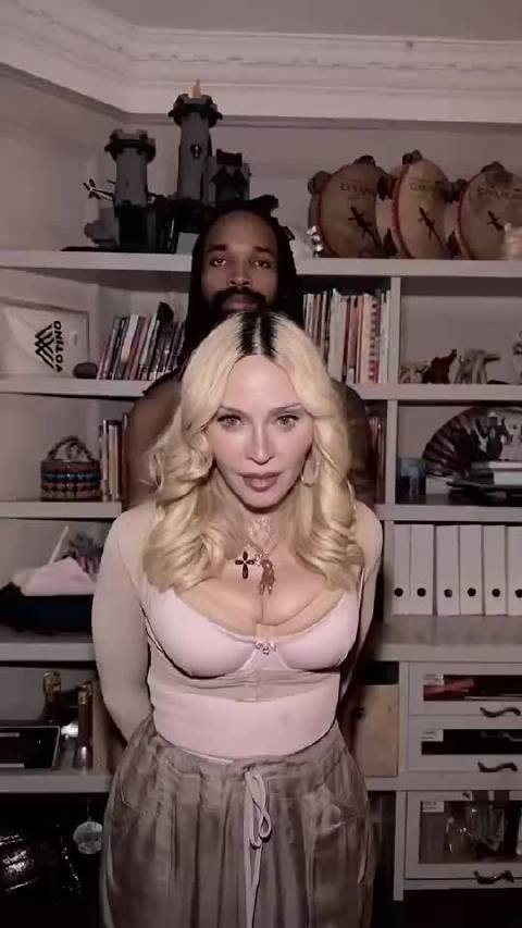 纽约叛逆者队前锋和67岁的麦当娜陷入热恋，放国内相当于刘晓庆跟杨瀚森好了