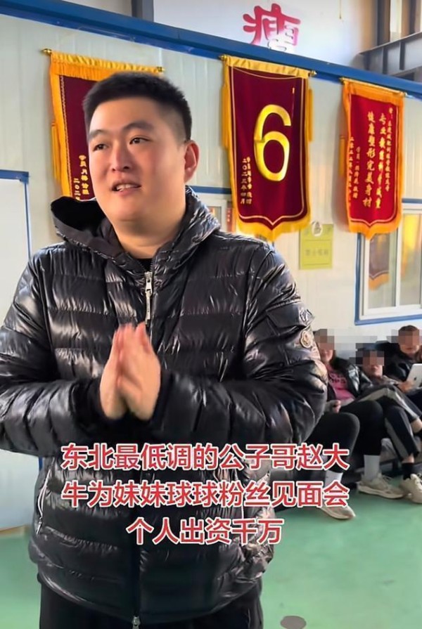 赵本山老婆马丽娟罕见露面，打扮朴实一脸福相，与杜海涛母子同框