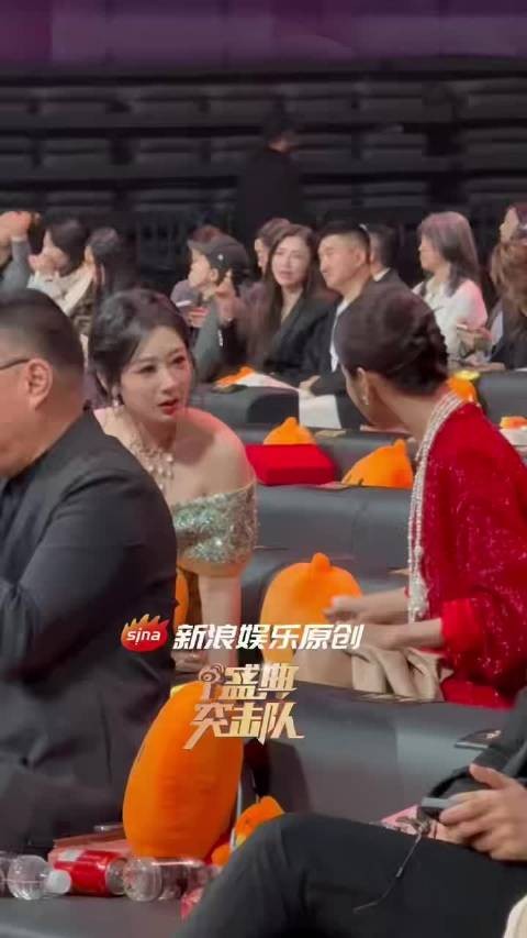 俩人聊得好开心 到底在聊啥，我也想听