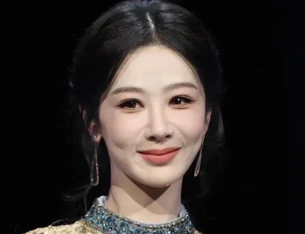 微博之夜被杨紫吓到了！才33脸就垮了 一笑像哭！亲妈来了也不认识