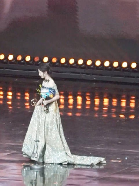 有人能懂我紫妹领完奖下台的时候这几步走得有多可爱吗！