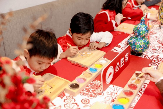 必胜客南锣鼓巷店挂牌“北京中轴传说汇客厅”