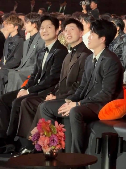 樊振东微博之夜穿西装细节严谨