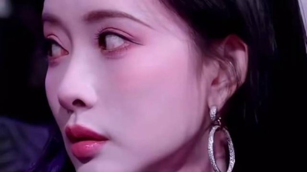 2025微博之夜女明星红毯怼脸拍引热议