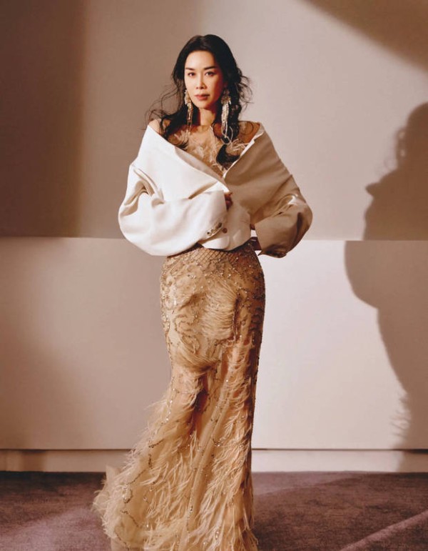 搜狐娱乐讯 7日，那英参加中国网络视听盛典的造型写真照释出，她身穿亮钻羽毛裙搭配纯白廓形夹克，时髦靓丽，气质优雅迷人。