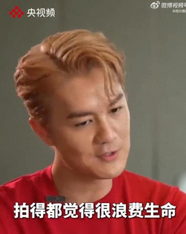 吴克群谈刚开始做自媒体拍吃喝，觉得很无聊，浪费生命