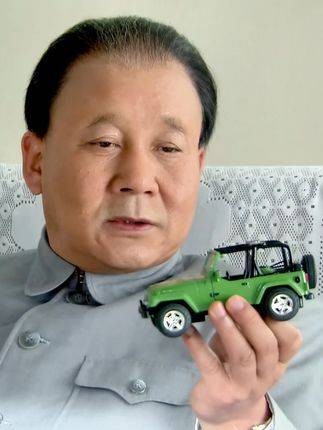 他深爱着自己的家，情感细腻入微，举手投足皆是温润柔情