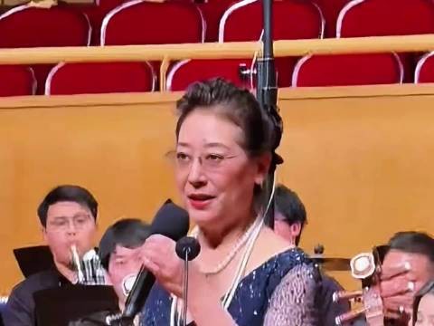 关牧村舞台直拍引热议，经典曲目打动观众