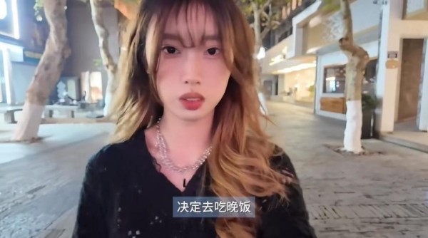 冯小刚女儿疑谈恋爱了！男友长相曝光：五官端正，身体蛮壮硕