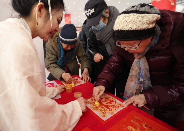 书法送福、灶糖体验，北京丰台站地区“年味儿”迎小年