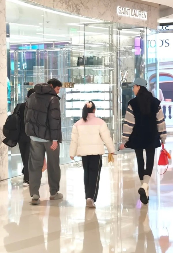 59岁范志毅穿拖鞋逛街，9岁女儿身高超150，小17岁老婆高瘦气质好