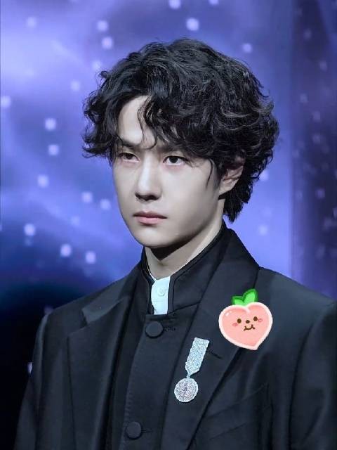 王一博亮相微博之夜红毯，卷发造型贵气十足！