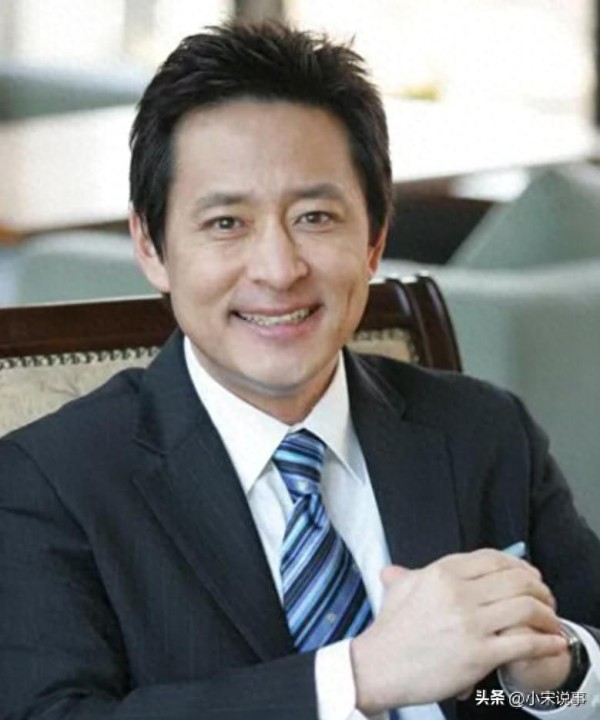 韩国男星57岁找到真爱，妻子小她15岁，90天便闪婚，如今定居美国