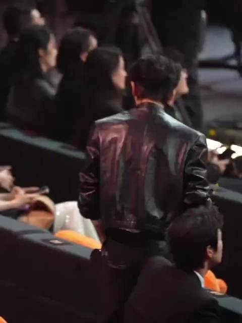 微博之夜张凌赫颁奖后团队离场