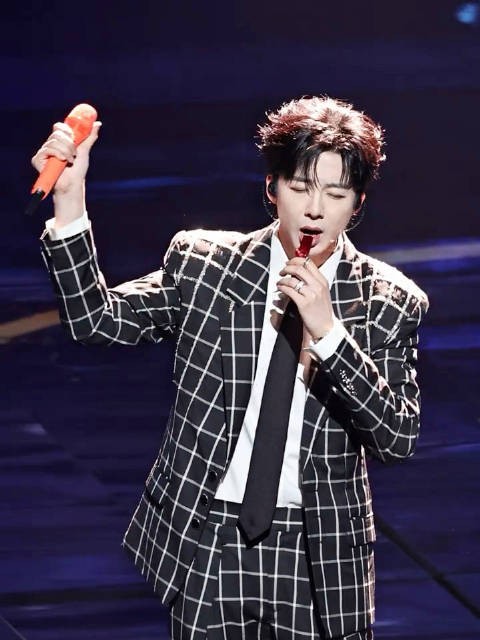 哎~吹卡卡的姿势好帅吆