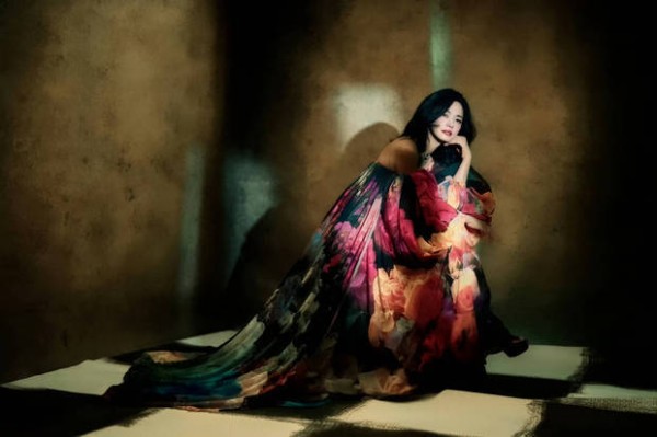 姚晨手托下颌，身姿舒展优雅。