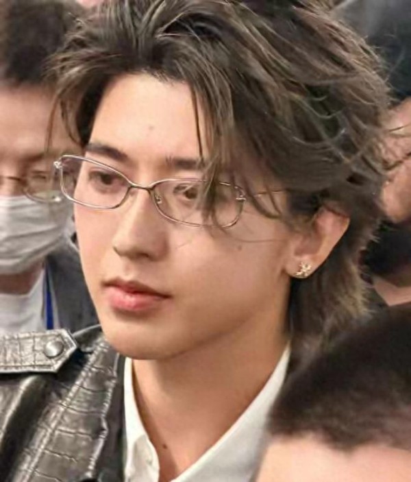 蔡徐坤现身广州，原相机怼脸鼻挺没死角，顶流气质出众被人围拥