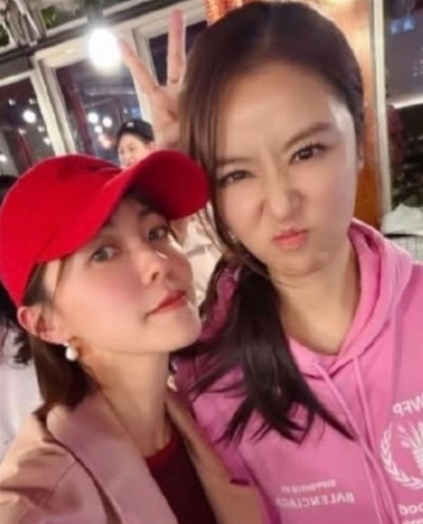 50岁林心如举办年会，身穿粉色卫衣，容光焕发，越活越年轻了