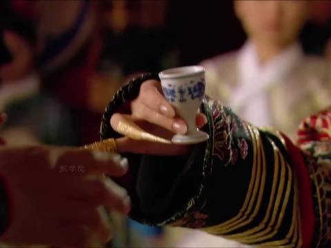 甄嬛当众羞辱鹰眼，不料却害了胧月