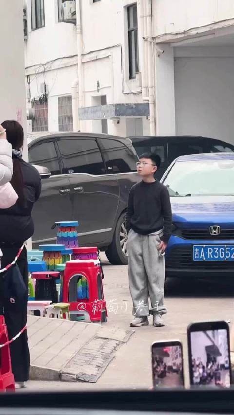 小孩哥看到张凌赫的反应，被凌帝的美貌惊呆了 如此权威