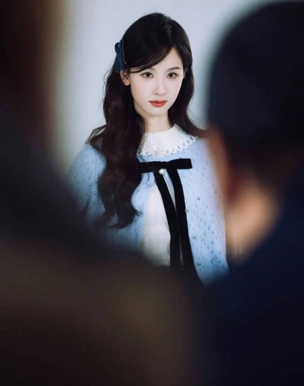 陈都灵复古造型尽显少女感。