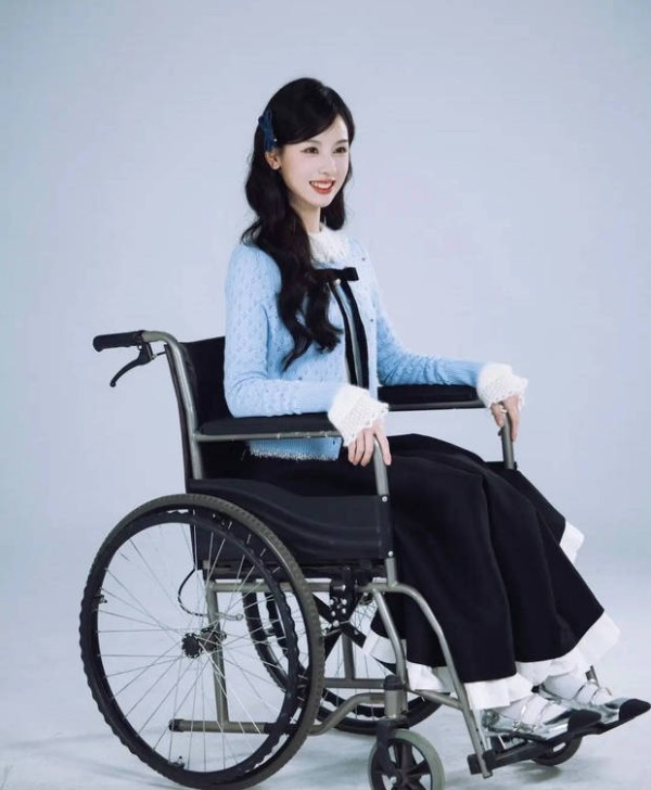 陈都灵坐轮椅,温柔恬静。