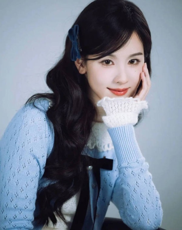 陈都灵托腮浅笑,娇俏可人。