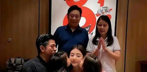 郭富城陪老婆方媛回安徽过年，身高年龄都太有梗，人群中特别显眼