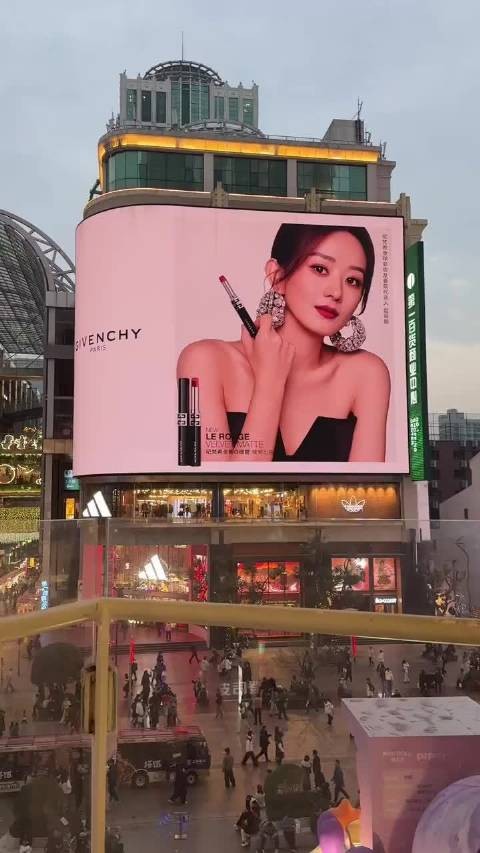 赵丽颖纪梵希大屏地广又开始刷屏了,高级感拉满了,品牌霸霸好爱全球代言人